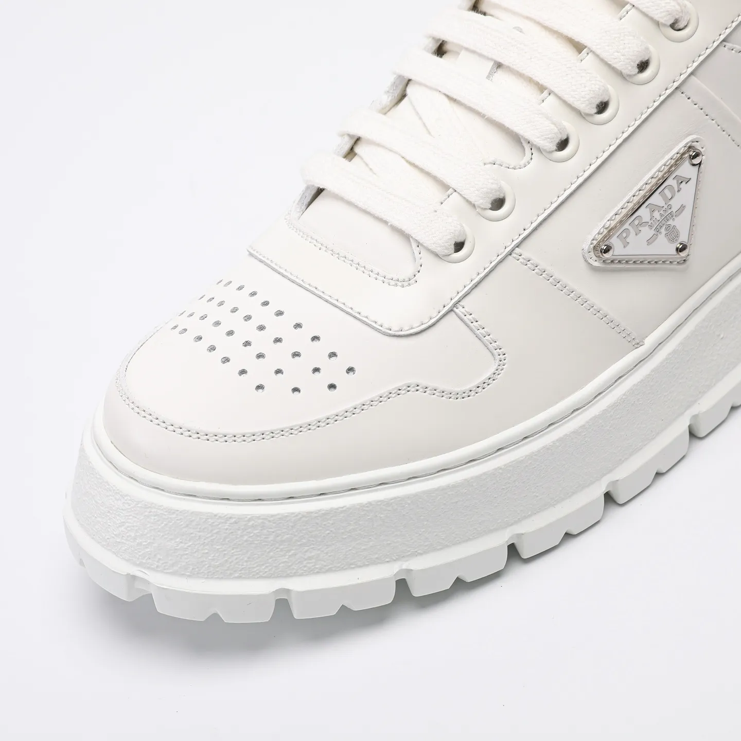 Batch 580 [PRADA] Men's shoes are popular in the counter, official website is synchronized, high-quality shipments. Fabric: original cowhide with snakeskin. Lining: cowhide foot pads + cowhide lining. Outsole: original foam sole. Size: 38-46